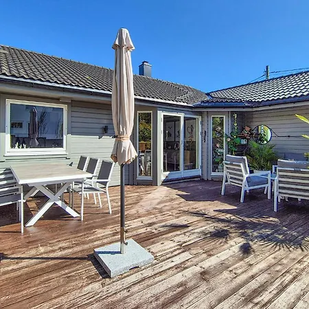 Beautiful In Bjoroyhamn With House Sea View
