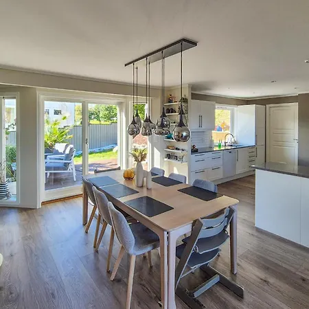 Beautiful In Bjoroyhamn With House Sea View Feriehus *